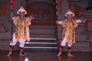 Mahasiswa Asing  ISI Denpasar Unjuk Kebolehan Dalam Menari Bali