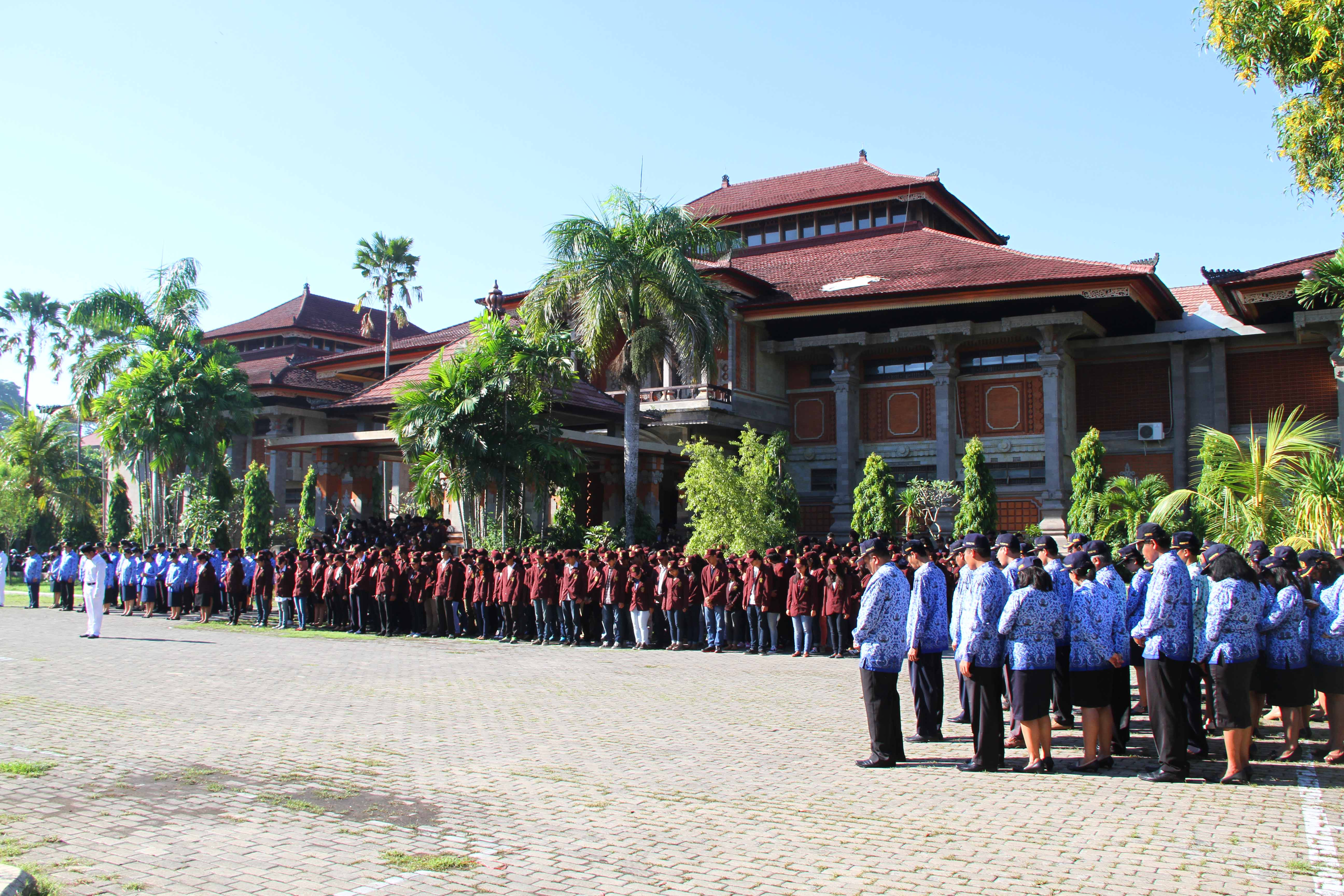 Peringati Hardiknas: ISI Denpasar Gelar Upacara Bendera