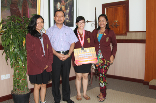 ISI DENPASAR MASUK OCTOFINAL & RAIH “BEST SPEAKER” DI NUDC PONTIANAK