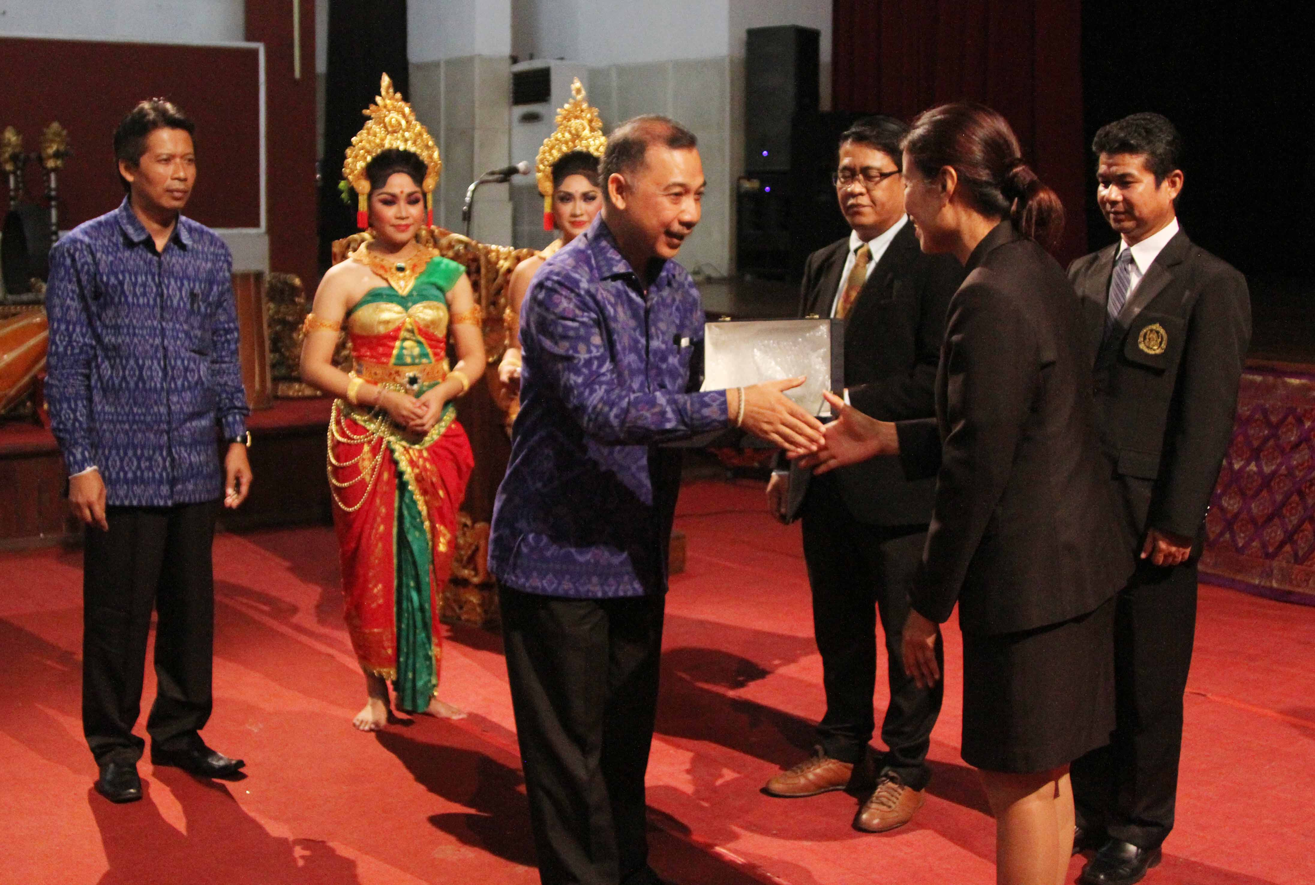 KEGIATAN KUNJUNGAN DAN PAMERAN BERSAMA NAKHON SI THAMMARAT COLLEGE OF FINE ARTS THAILAND DENGAN ISI DENPASAR