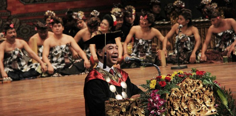 Orasi Ilmiah Oleh Prof. Dr. I Gede Arya Sugiartha, S.Skar., M.Hum dalam pengenalan jabatan guru besar tetap ISI Denpasar