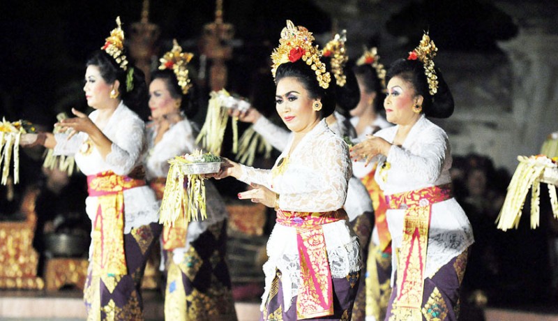 ‘Malam Kesenian’ Serangkaian Dies Natalis ISI Denpasar Dimeriahkan Tetarian, Fashion Show hingga Genjek