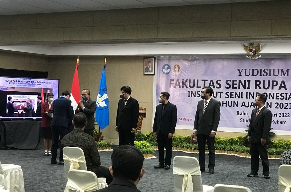 Dekan Fakultas Seni Rupa ddanDesain ISI Denpasar Menyudisium 262 Orang Mahasiswa