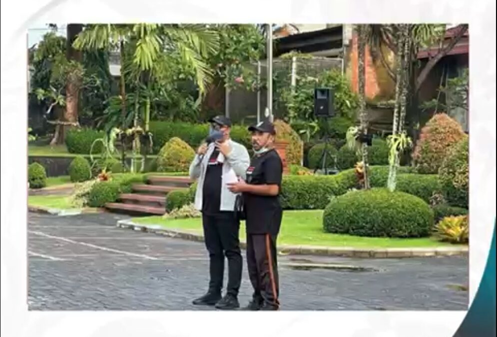 Rektor Institut Seni Indonesia (ISI) Denpasar Prof. Dr. Wayan “Kun” Adnyana membuka acara Jalan Santai, Lomba Gembira, dan Penanaman Tanaman Puring serangkaian perayaan Hari Pendidikan Nasional yang menyertakan dosen dan tenaga kependidikan di lingkungan ISI Denpasar