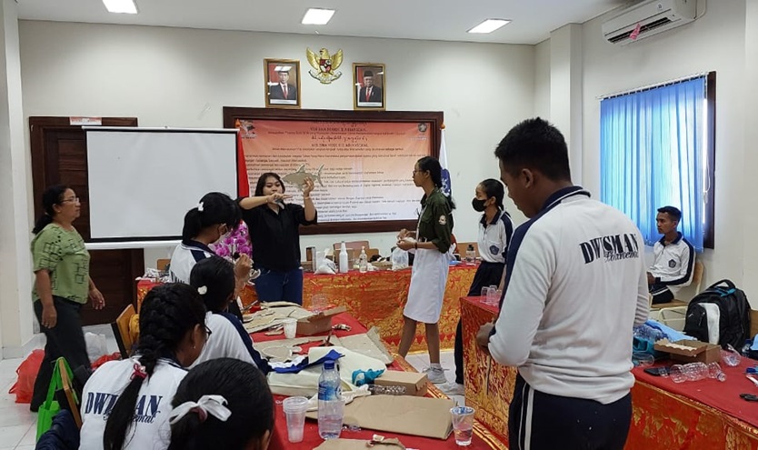 PKM Pelatihan Pembuatan Souvenir Berbasis 3R (Reduce, Reuse, Recycle): Membentuk Generasi Pelestari Lingkungan