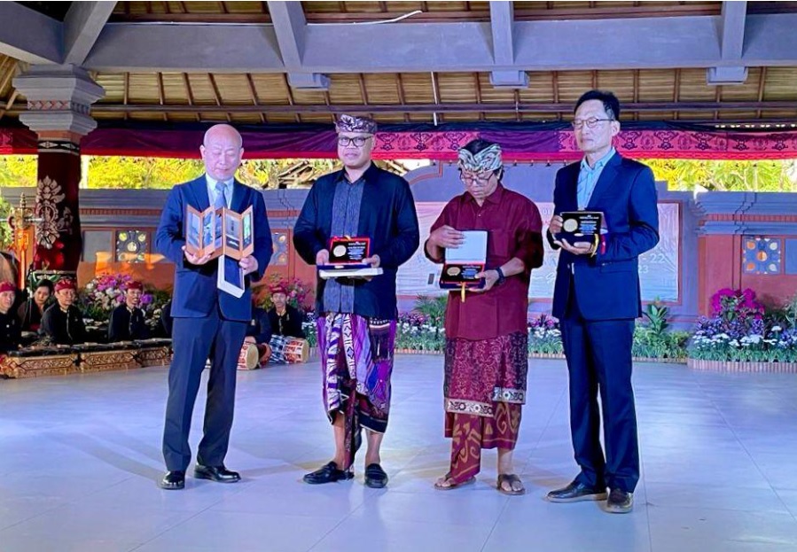 Rektor ISI Denpasar Prof Kun Adnyana Raih World Peace Artist Award