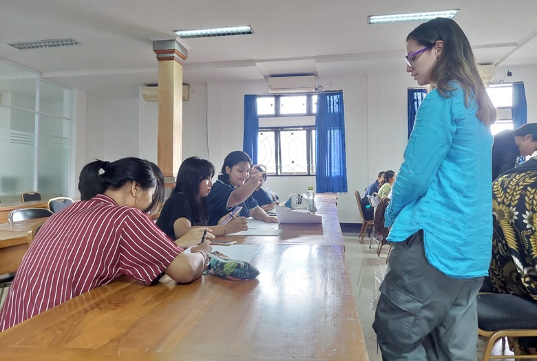 Mahasiswa Prodi DKV ISI Denpasar Ikuti Workshop Mural Teknik Stensil