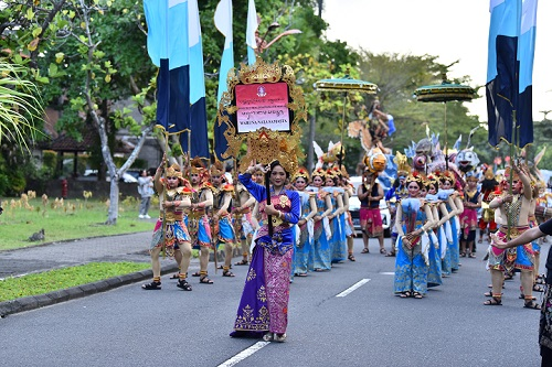 Delegasi WWF X Apresiasi Pawai Waruna Nata Samasta ISI Denpasar