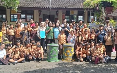 Sosialisasi Sampah Organik dan Non Organik Melalui Kegiatan Pengabdian Kepada Masyarakat Kolaborasi Prodi Despro dan Kriya FSRD ISI Denpasar.